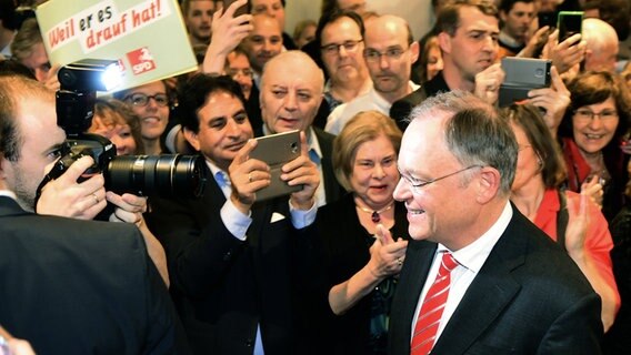 Niedersachsens Ministerpräsident Stephan Weil (SPD, Mitte) wird auf Wahlparty der SPD von seinen Parteifreunden gefeiert. © dpa - Bildfunk Foto: Hauke-Christian Dittrich