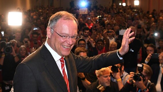 Niedersachsens Ministerpräsident Stephan Weil (SPD, Mitte) wird auf Wahlparty der SPD von seinen Parteifreunden gefeiert. © dpa - Bildfunk Foto: Hauke-Christian Dittrich