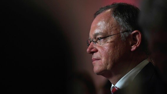 Niedersachsens Ministerpräsident Stephan Weil (SPD) mit ernstem Blick auf der Wahlparty seiner Partei. © dpa - Bildfunk Foto: Julian Stratenschulte