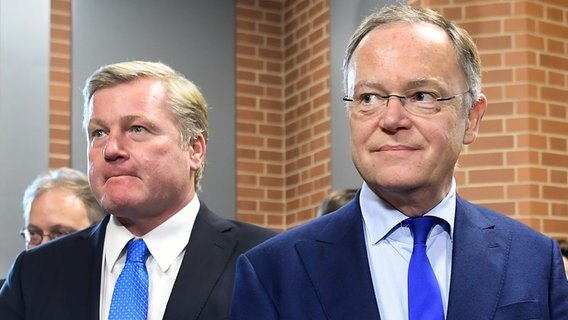 Niedersachsens Ministerpräsident Stephan Weil (SPD,r) und der CDU-Fraktionsvorsitzende in Niedersachsen, Bernd Althusmann (l), sprechen im Landtag in Hannover (Niedersachsen) zum Ende einer Gesprächsrunde von SPD und CDU über Sondierungsgespräche vor Journalisten. © dpa - Bildfunk Foto: Holger Hollemann