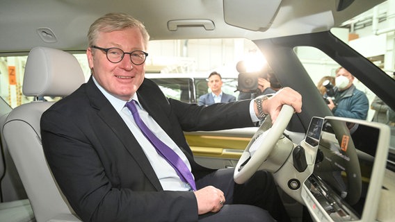 Wirtschaftsminister Bernd Althusmann (CDU) sitzt in einem VW-ID Buzz. © Scheffen 