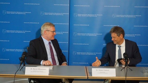 Wirtschaftsministern Bernd Althusmann (CDU) sitzt mit Robert Habeck (Grüne) während einer Pressekonferenz an einem Tisch. © MW 