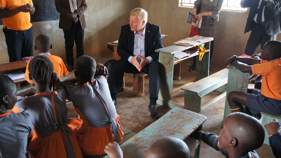 Wirtschaftsminister Bernd Althusmann (CDU) besucht eine Schule in Uganda. © MW 