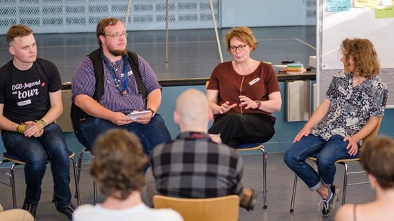 Ministerin Behrens (SPD) nimmt an einer Dialog-Veranstaltung mit Ehrenamtlichen aus 15 Verbänden des Landesjugendrings teil. © MS/Ole Spata Foto: Ole Spata