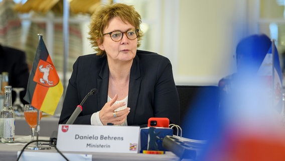 Ministerin Behrens (SPD) nimmt an der Konferenz aller Gesundheitsministerinnen und Minister teil. © Peter Himsel Foto: Peter Himsel