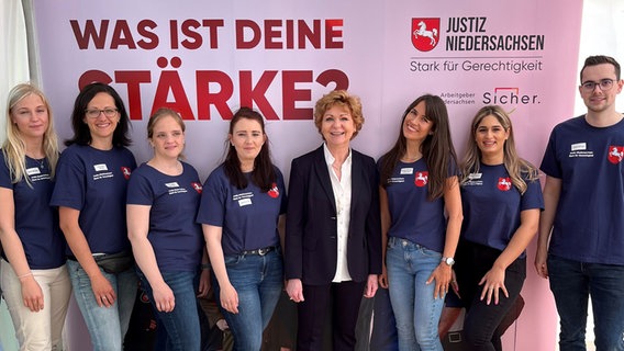 Barbara Havliza (CDU) posiert bei einer Nachwuchskampagne der Justiz mit jungen Menschen für ein Gruppenfoto. © Niedersächsisches Justizministerium 
