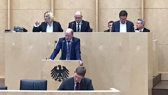 Minister Hilbers (CDU) spricht bei einer Sitzung des Deutschen Bundesrates. © Bundesrat | Frank Bräuer Foto: Frank Bräuer