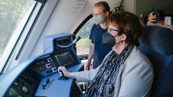 Ministerin Honé (SPD) fährt einen Wasserstoffzug von Alstom. © MB/Ole Spata Foto: Ole Spata