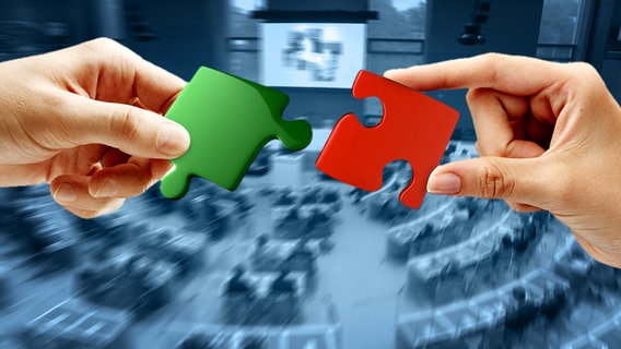 Zwei Hände halten jeweils ein farbiges Puzzleteil (Bildmontage) © Fotolia Foto: peshkova