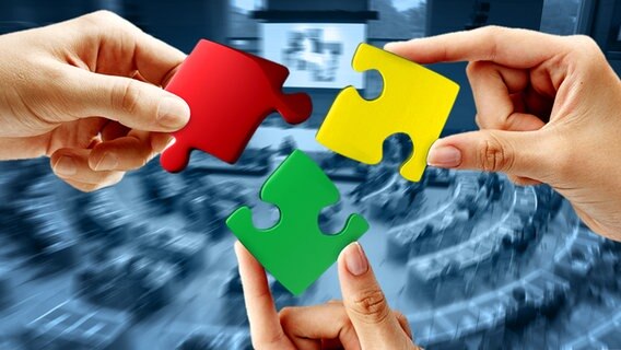 Drei Hände halten jeweils ein farbiges Puzzleteil (Bildmontage) © Fotolia Foto: peshkova
