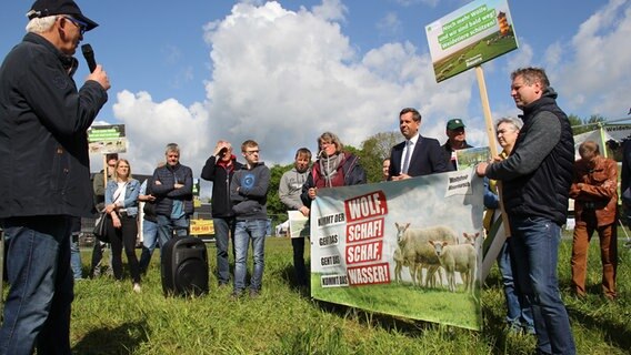 Minister Lies (SPD) besucht eine Demonstration von Weidetierhaltern. © Niedersächsisches Ministerium für Umwelt, Energie, Bauen und Klimaschutz 