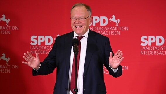 Stephan Weil (SPD) reagiert auf die ersten Prognosen der Landtagswahl. © dpa-Bildfunk Foto: Bernd von Jutrczenka