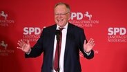Stephan Weil (SPD) reagiert auf die ersten Prognosen der Landtagswahl. © dpa-Bildfunk Foto: Bernd von Jutrczenka