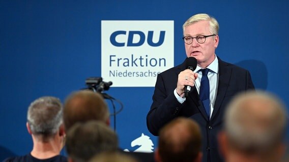 Bernd Althusmann (CDU) spricht bei einer Wahlparty der CDU. © dpa-Bildfunk Foto: Hauke-Christian Dittrich