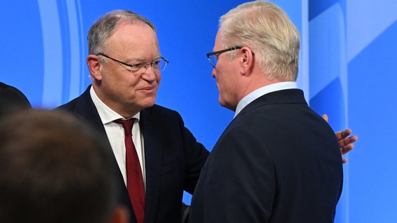 Stephan Weil (SPD) und Bernd Althusmann (CDU) sprechen in einem TV-Studio miteinander. © dpa-Bildfunk Foto: Julian Stratenschulte