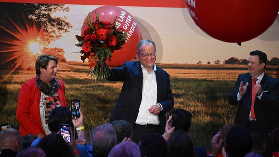 Stephan Weil (SPD) jubelt auf der SPD-Wahlparty auf der Bühne. © dpa-Bildfunk Foto: Bernd von Jutrczenka