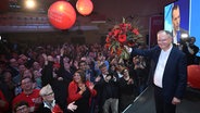 Stephan Weil (SPD) jubelt auf der SPD-Wahlparty auf der Bühne. © dpa-Bildfunk Foto: Julian Stratenschulte