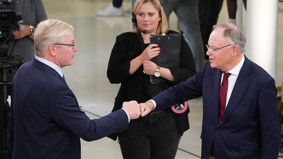 Stephan Weil (SPD) und Bernd Althusmann (CDU) treffen im niedersächsischen Landtag aufeinander. © dpa-Bildfunk Foto: Marcus Brandt