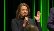 Julia Willie Hamburg (Grüne) bei einer Pressekonferenz zur Landtagswahl. © NDR 