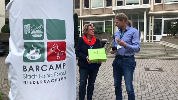 Barbara Otte-Kinast (CDU) spricht beim Barcamp mit einem Teilnehmer. © Niedersächsisches Ministerium für Ernährung,Landwirtschaft und Verbraucherschutz 