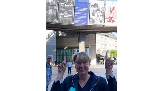 Barbara Otte-Kinast (CDU) steht vor dem Gebäude des EU-Parlaments in Brüssel. © Niedersächsisches Ministerium für Ernährung,Landwirtschaft und Verbraucherschutz 
