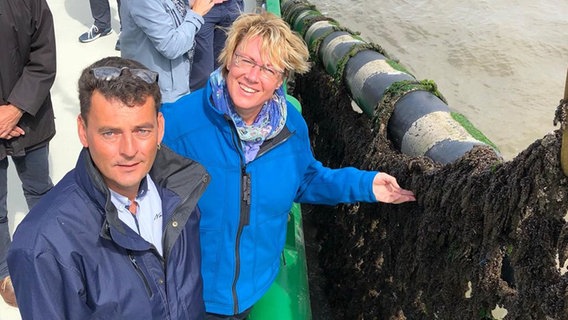 Barbara Otte-Kinast (CDU) schaut sich Netze zur Muschelernte an. © Niedersächsisches Ministerium für Ernährung,Landwirtschaft und Verbraucherschutz 