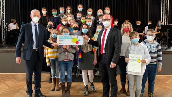 Minister Tonne (SPD) zeichnet im November 2021 das Hainberg-Gymnasium in Göttingen als "Ausgezeichnete Demokratieschule" aus. © Niedersächsisches Kultusministerium 