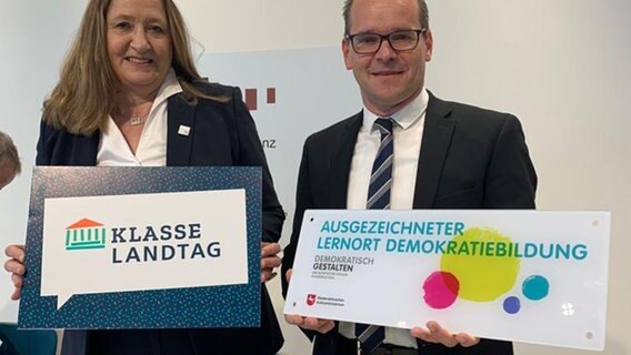 Minister Tonne (SPD) steht neben der niedersächsischen Landtagspräsidentin Gabriele Andretta (SPD). © Niedersächsisches Kultusministerium 