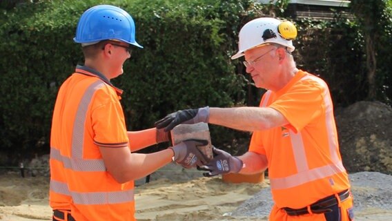 Ministerpräsident Stephan Weil (SPD) hilft auf einer Baustelle. © Staatskanzlei Niedersachsen 