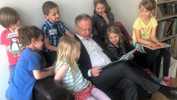 Ministerpräsident Stephan Weil (SPD) liest in einer Kita Kindern aus einem Buch vor. © Staatskanzlei Niedersachsen 