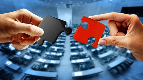 Zwei Hände halten jeweils ein farbiges Puzzleteil (Bildmontage) © Fotolia, PA Foto: peshkova, Jochen Lübke