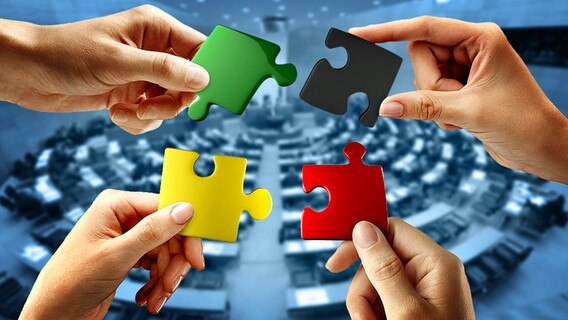 Zwei Hände halten jeweils ein farbiges Puzzleteil (Bildmontage) Zwei Hände halten jeweils ein farbiges Puzzleteil (Bildmontage) © Fotolia, PA Foto: peshkova, Jochen Lübke