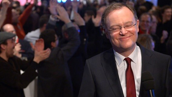 SPD-Spitzenkandidat Stephan Weil lächelt nach seinem Wahlsieg auf der Wahlparty der SPD in Hannover. © dpa/Peter Steffen Foto: Peter Steffen