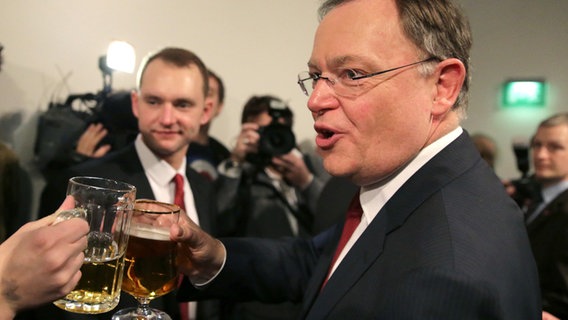 Spitzenkandidat der SPD Stephan Weil trinkt Bier. © dpa-Bildfunk Foto: Michael Kappeler