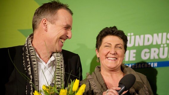Spitzenkandidaten der Grünen Stefan Wenzel und Anja Piel freuen sich auf der Wahlparty in Hannover. © dpa-Bildfunk Foto: Sebastian Kahnert