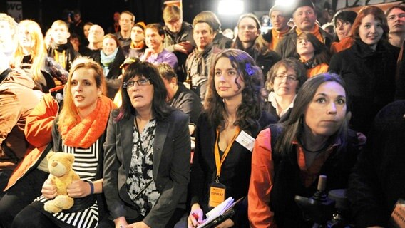 Mitglieder und Anhänger der Piratenpartei bei der Wahlparty zur Landtagswahl 2013. © dpa-Bildfunk Foto: Uwe Zucchi