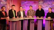 Philipp Popp (Linke, v. l. n. r.), Simon Oehlers, Sprecher der Grünen Jugend, SPD-Kandidat Maximilian Schmidt, Moderator Jan Starkebaum, Benedict Pöttering (CDU) und  Oliver Olpen (FDP) stehen in einem Fernsehstudio an einem Pult. © NDR Foto: Susan Kopp