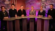 Victor Perli (Linke, v.l.n.r.), Sven-Christian Kindler (Grüne), Daniel Brunkhorst (Juso Landesverband), Sarah Tacke, Julia Bakeberg (CDU) und Konstantin Kuhle von den Jungen Liberalen stehen in einem Fernsehstudio im Landesfunkhaus Hannover hinter einem Pult. © NDR Foto: Susan Kopp