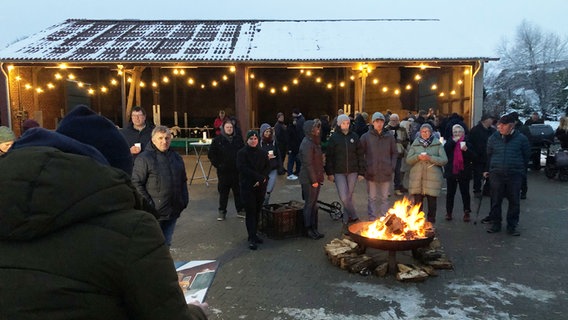 Menschen stehen bei einer Adventsveranstaltung des Kreislandvolk Hadeln um eine Feuerschale. Menschen stehen bei einer Adventsveranstaltung des Kreislandvolk Hadeln um eine Feuerschale. © Kreislandvolk Land Hadeln Foto: Fenja Badura