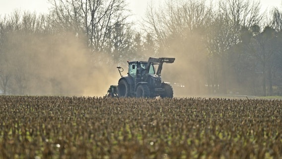Ein Traktor bei der Feldarbeit. © picture alliance / Daniel Kubirski Foto: Daniel Kubirski