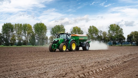 Ein Traktor auf einem Feld. © picture alliance / Countrypixel | FRP Foto: picture alliance / Countrypixel | FRP