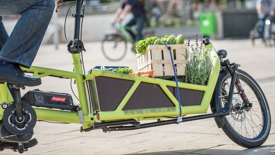 Eine Person transportiert mit einem Lastenrad Gemüse. © picture alliance Foto: Wolfram Kastl