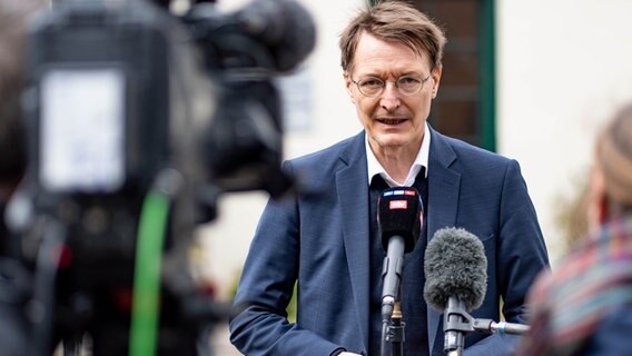 Karl Lauterbach (SPD) gibt ein Pressekonferenz. © picture alliance Foto: Axel Heimken
