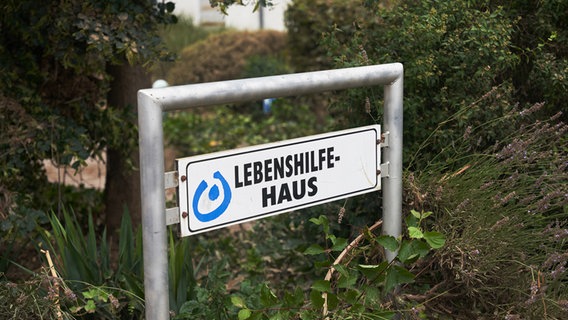Das Schild vor einem Behindertenwohnheim Lebenshilfe-Haus. © picture alliance/dpa Foto: picture alliance/dpa | Thomas Frey