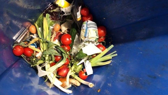 Essbare Lebensmittel liegen einer Mülltonne. © picture alliance/dpa/dpa-Zentralbild | Christiane Raatz Foto: Christiane Raatz