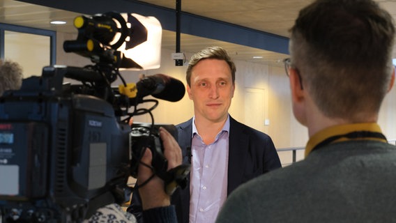 Sebastian Lechner (CDU) gibt ein Interview vor einem Kamerateam. © NDR Foto: Torben Hildebrandt