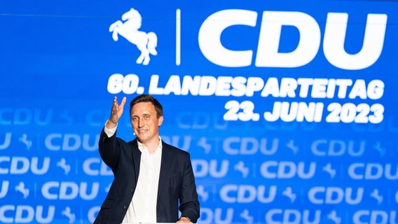 Sebastian Lechner, CDU-Landesvorsitzender in Niedersachsen, spricht zum Beginn des Landesparteitags. © dpa Foto: Michael Matthey
