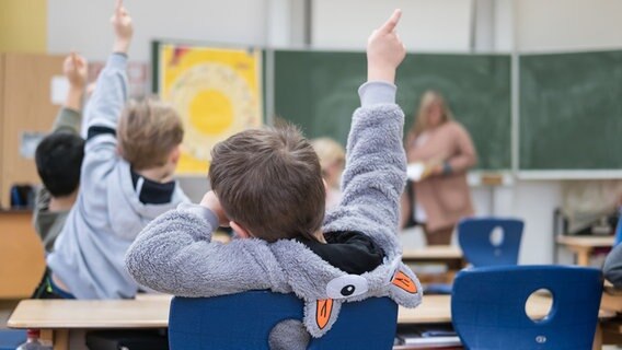 Schüler melden sich in einer Schulklasse. © dpa-Bildfunk Foto: Peter Steffen