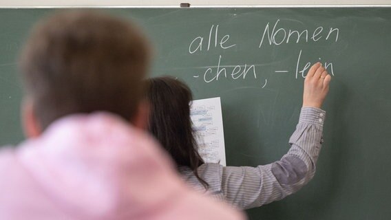 Ein Schüler nimmt am Unterricht teil. © picture alliance/dpa | Marijan Murat Foto: Marijan Murat