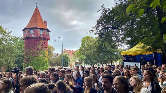 Demonstrierende am Döhrener Turm: Demo gegen Südschnellweg von FFF und "Leinemasch bleibt". © NDR Foto: Larissa Mass